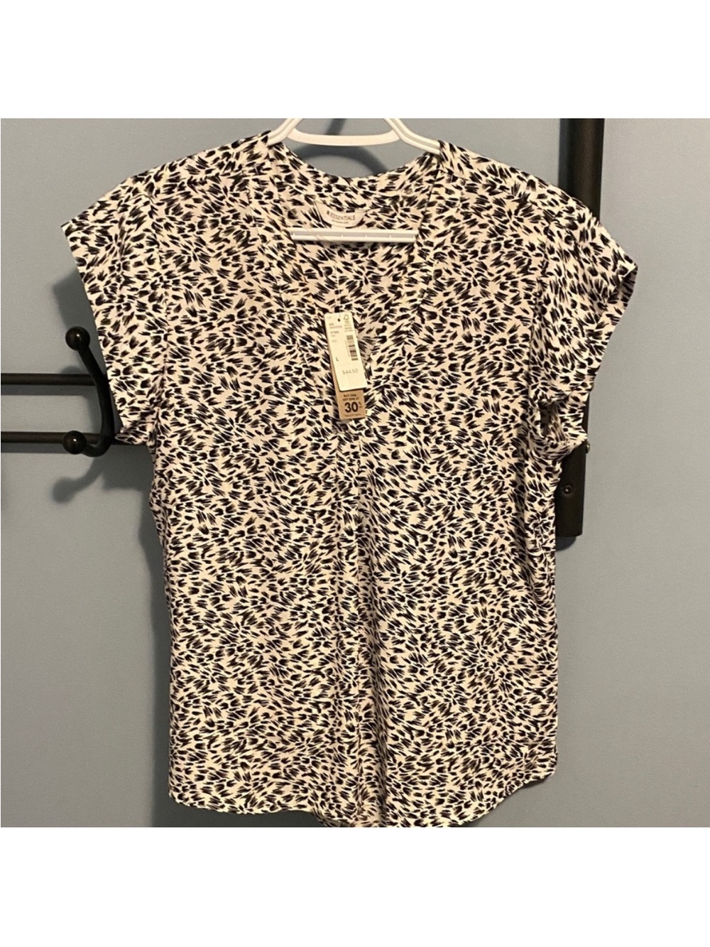 Reitmans Navy & White Leaf-Print V-Neck Top